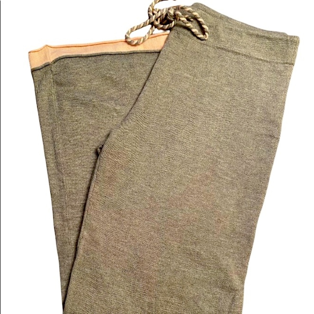 Comfortable leisure pants. High quality fine wool material.
